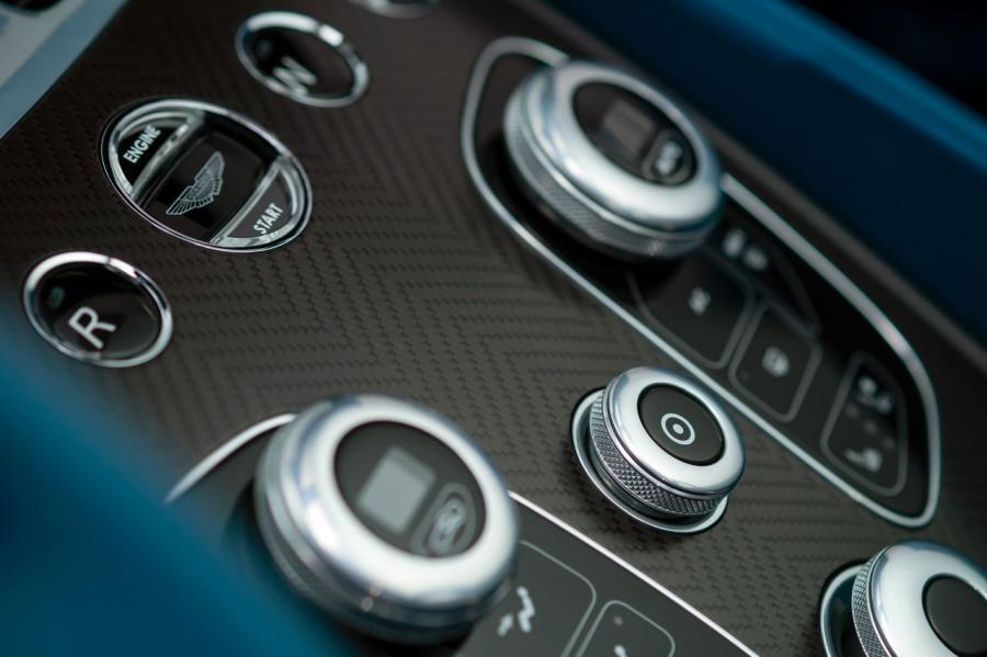 Детали интерьера Aston Martin Vanquish Volante 2013 года  (WW) (фото 5 из 51)
